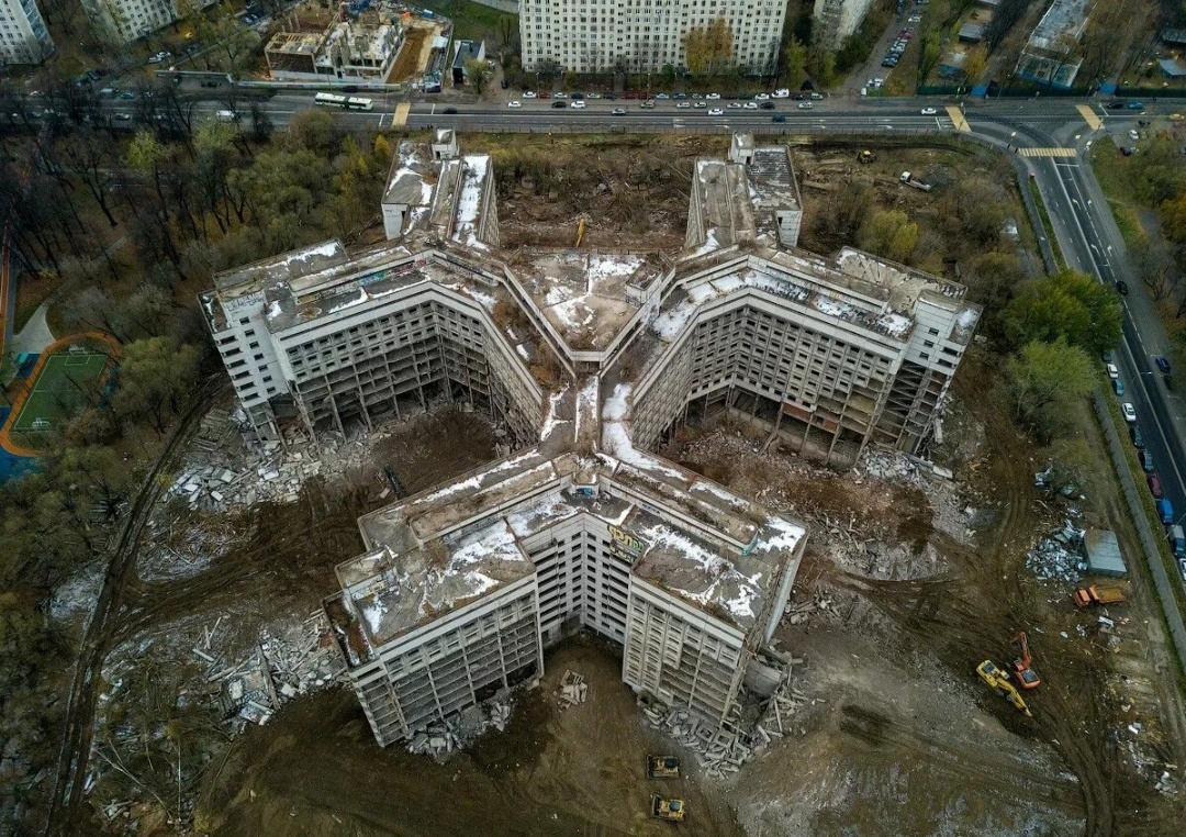 Ховринская заброшенной больница, она же ХЗБ, или же известная как Амбрелла.Здание Ховринской больницы выполнено в форме звезды с тремя лучами неправильной формы, что ассоциируется со знаком биологической угрозы. Внешний вид также напоминает логотип вымышленной компании «Umbrella», известной по фильму ужасов и игре «Обитель зла». Из-за этого сходства заброшенная больница получила прозвище Амбрелла.