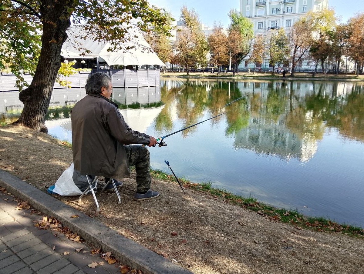 По одной из версий, Чистые пруды раньше называли Погаными. А теперь здесь даже рыбу пытаются ловить. Интересно, клюет?