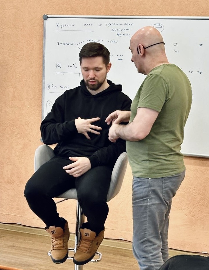 Я в процессе выполнения упражнения на тренинге Виктора Стрелкина.
