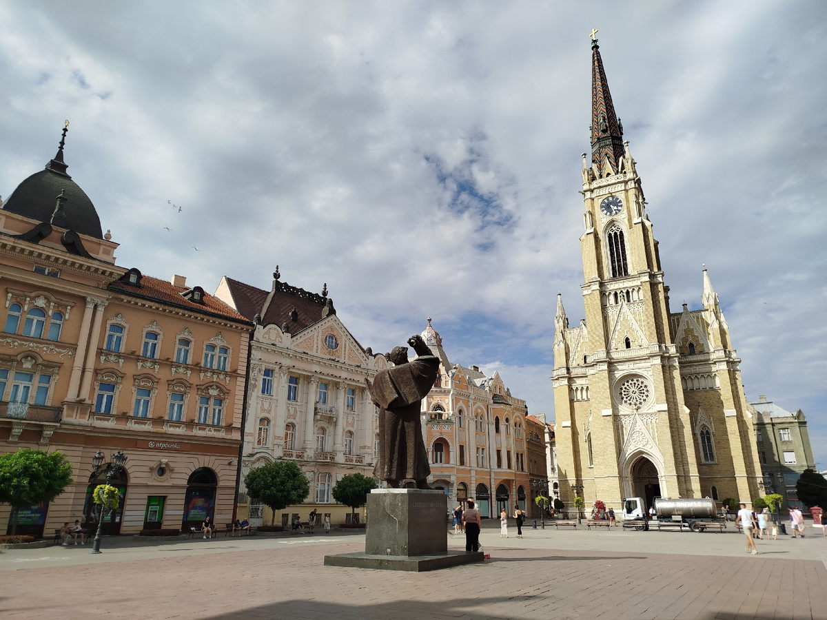 Вид на Площадь Свободы и костел Девы Марии