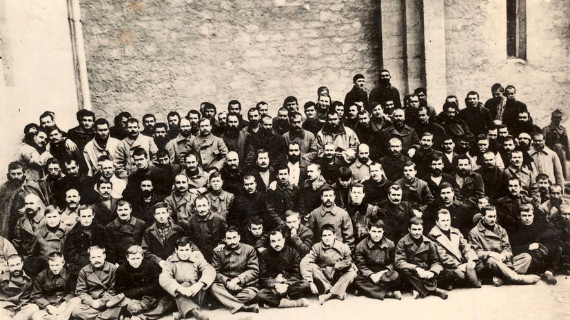     Группа повстанцев во время восстания в Татарбунарах в 1924 году в Южной Бессарабии  Romanian Communism Online Photo Collection