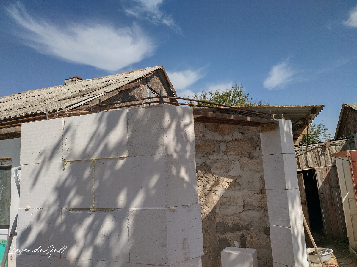 И штыри вставил, и привязал горизонтальные плети