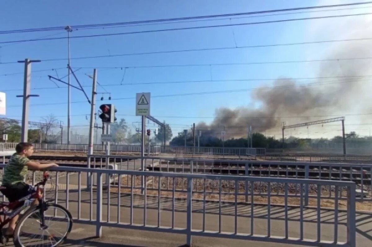    В Железнодорожном районе Воронежа горит трава и две хозпостройки