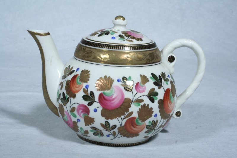 Чайник с крышкой 13,0 см. из сервиза "Репка". 1951. Автор формы Тихонов К.Г., автор росписи Лосев В.Н. Федеральное государственное бюджетное учреждение культуры "Всероссийский музей декоративно-прикладного и народного искусства". Листайте галерею вправо.