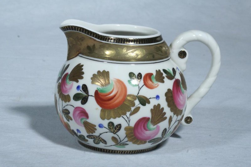 Молочник 8,5 см. из сервиза "Репка". 1951. Автор формы Тихонов К.Г., автор росписи Лосев В.Н. Федеральное государственное бюджетное учреждение культуры "Всероссийский музей декоративно-прикладного и народного искусства"Листайте галерею вправо.