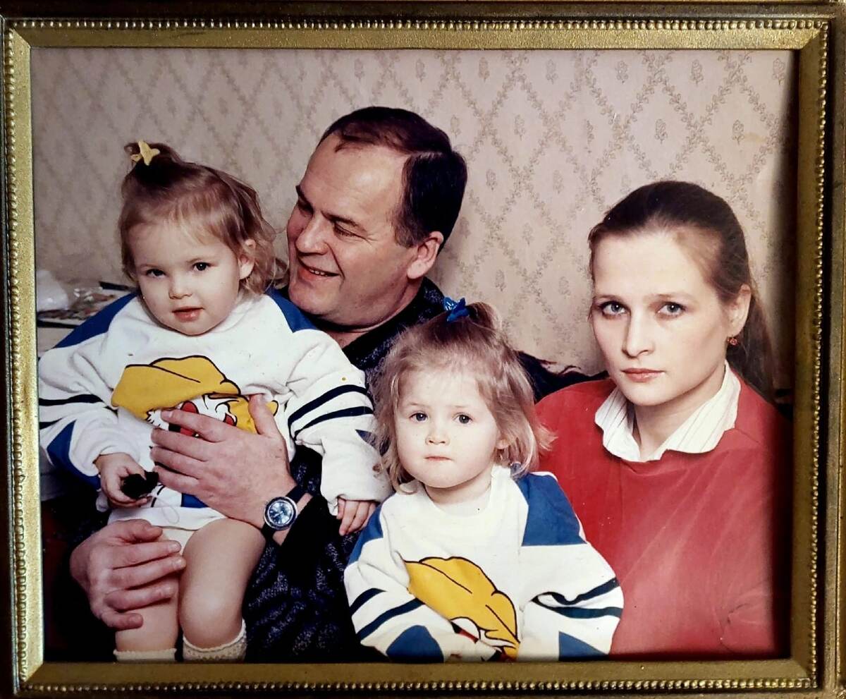 С женой Ольгой и дочками, 1990-е годы