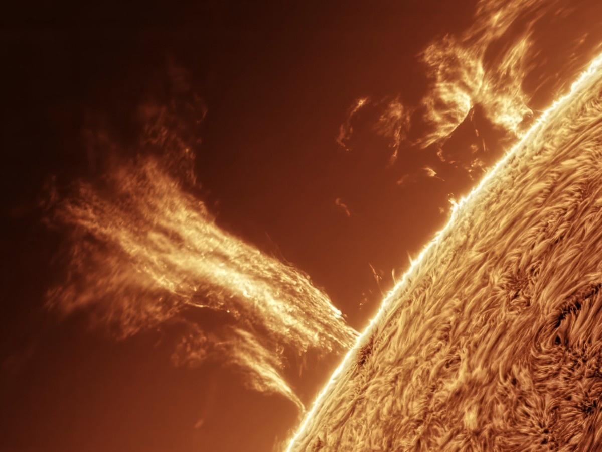    Астрофотограф заснял выбросы солнечной магмы высотой 160 000 км