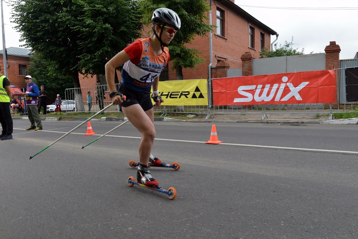 летом катаюсь на лыжероллерах, сортивную форму поддерживаю