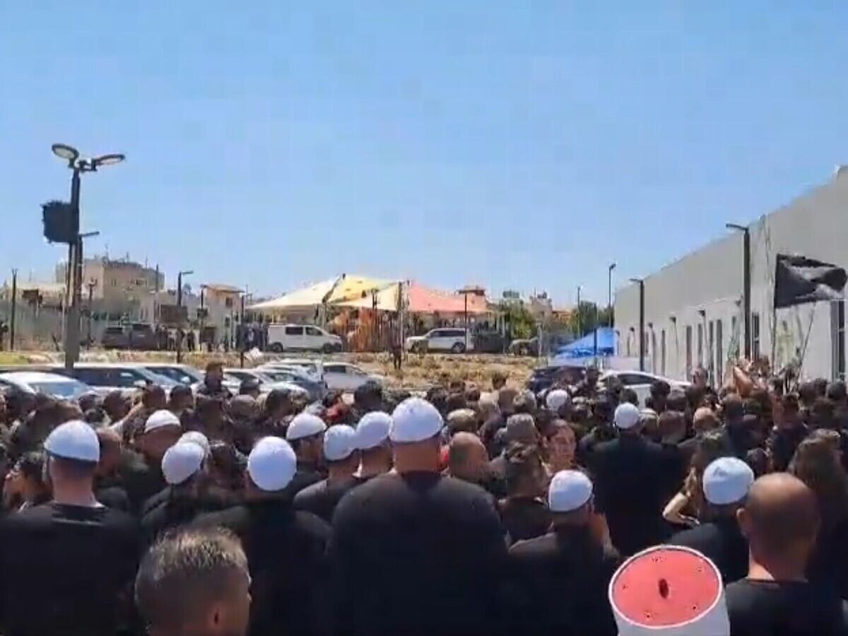     Жители Голанских высот во время акции протеста против приезда премьер-министра Израиля Биньямина Нетаньяху в город Мадждаль-Шамс. Кадр видео© Соцсети