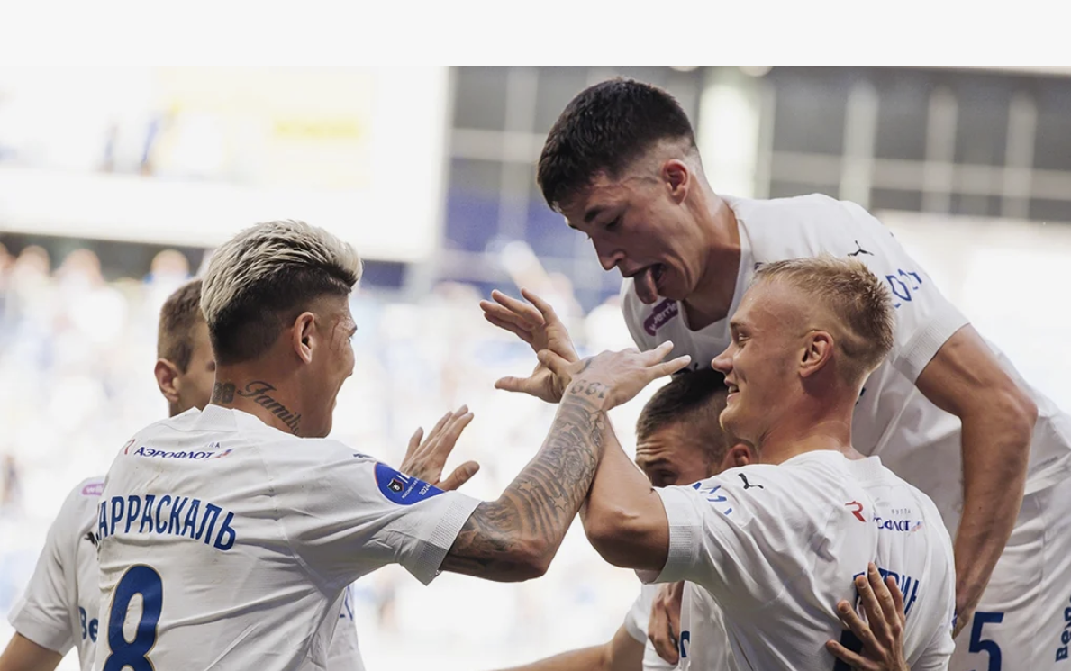 Игроки "Динамо" празднуют забитый гол