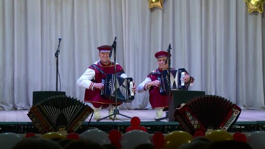 Video herunterladen: «Частушки мелкие» - Кощеев Александр и Вахрушев Юрий.