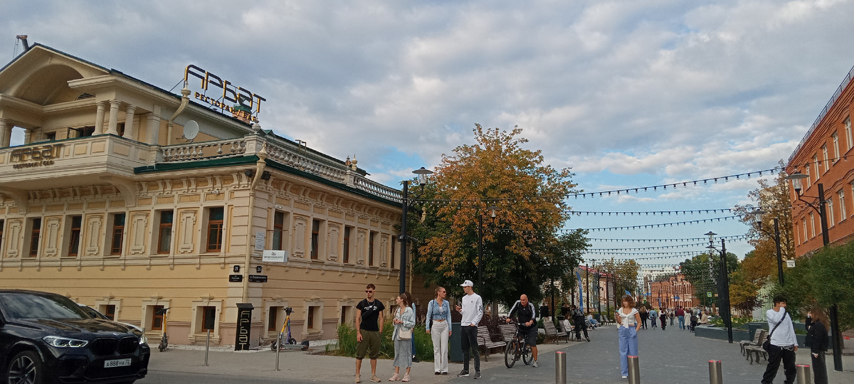 В одном месте пешеходную зону все же пересекает дорога, стоит светофор