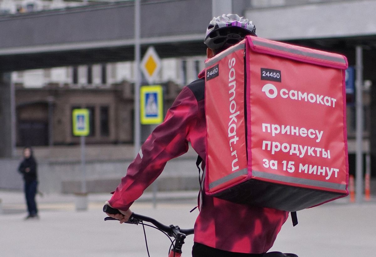 Доставщик еды. Реклама сервиса доставки. Igooods логотип. Машина с продуктами. Сервисы доставки продуктов.