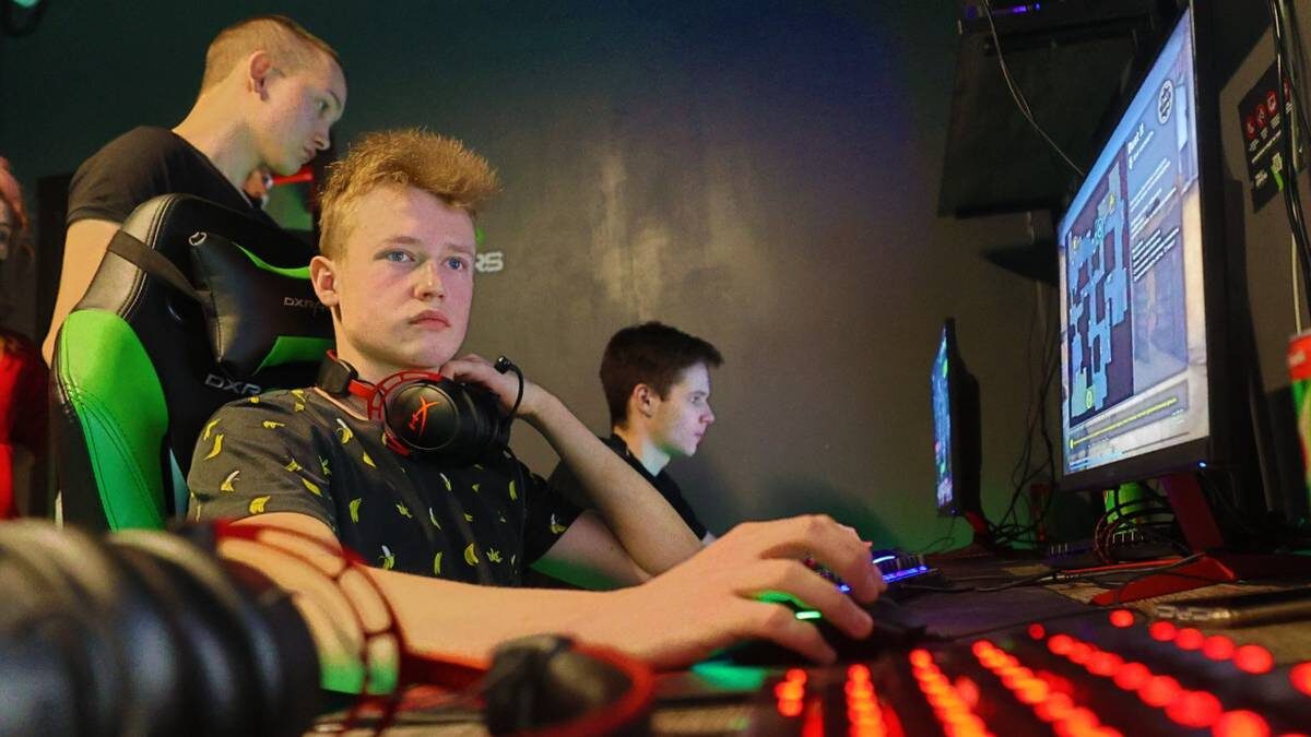    Москвич Дмитрий Назаров участвует в турнире по киберспорту в ТинАО / Фото: Виктор Хабаров / Вечерняя Москва