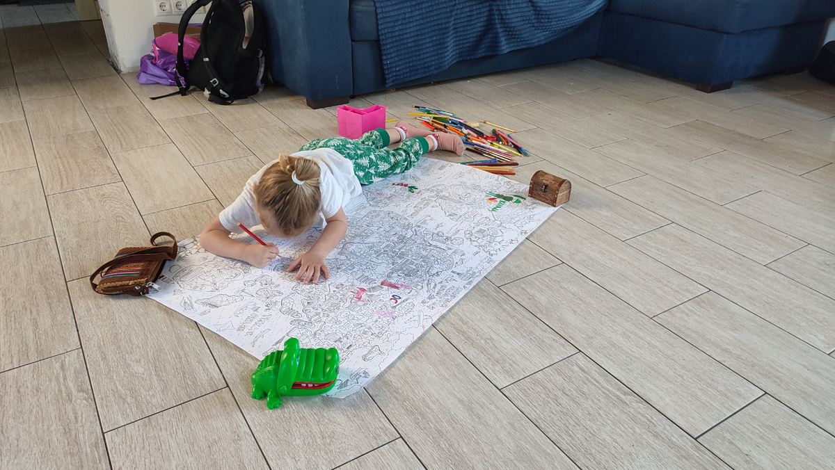 Перед завтраком внучка занимается творчеством