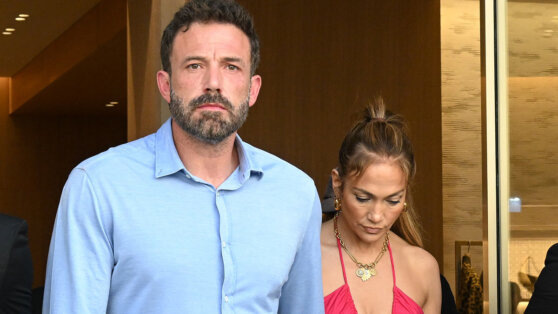    "Вытирала слезы": Аффлек и Лопес впервые замечены вместе после подачи заявления о разводе Роман Захаров