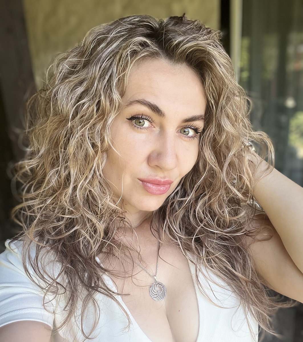 Создатель текстов, которые привлекают внимание и вызывают эмоции, помогая бизнесам находить уникальный голос через слова.