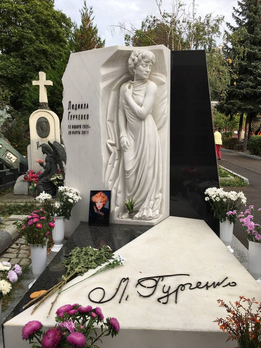 Надгробие Л. Гурченко как всегда в идеальном порядке благодаря поклонникам