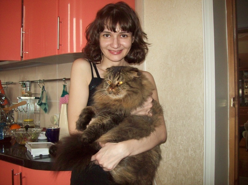 Мать Маринетт Мортем фотографируется с увесистым котом