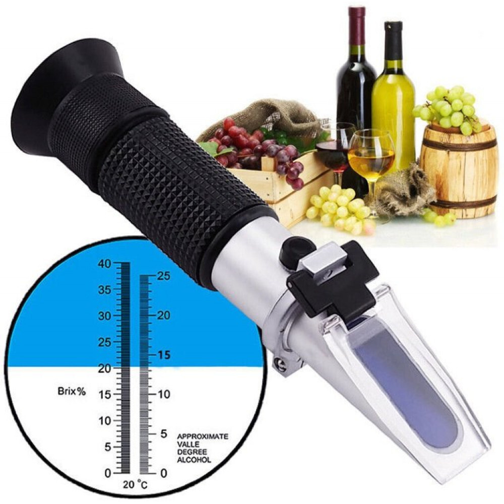 Такой рефрактометр покажет и сахар (левая шкала) и какое количество алкоголя получится из этого сахара (правая шкала)