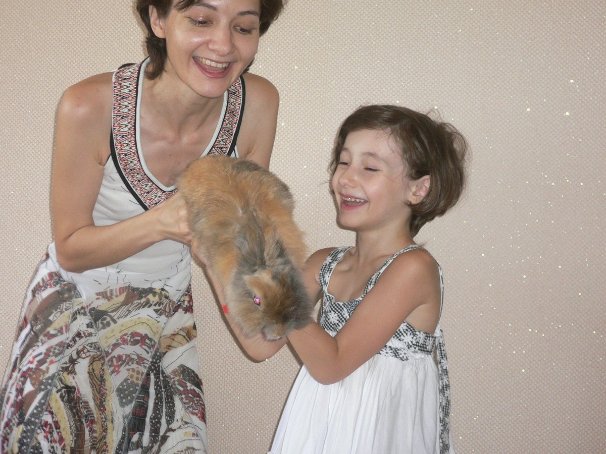 Маринетт Мортем с кроликом Машей и своей матерью