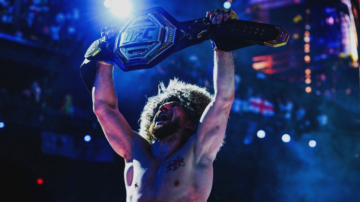 Мераб Двалишвили с поясом чемпиона UFC 