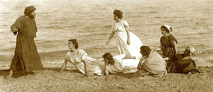 Макс Волошин со своими гостями в Коктебеле разыгрывают античную сценку