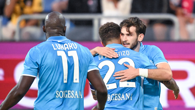    Футболисты «Наполи» Ромелу Лукаку, Хвича Кварацхелия и Джованни Ди Лоренцо празднуют гол в ворота «Кальяри». Global Look Press