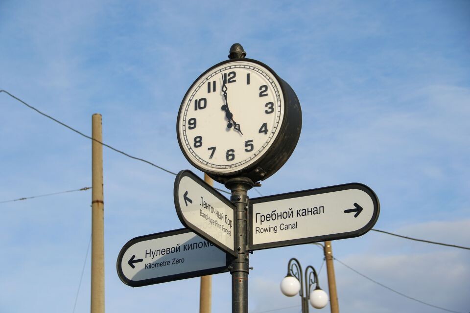    Уличные часы в Барнауле . Источник: Виталий Барабаш