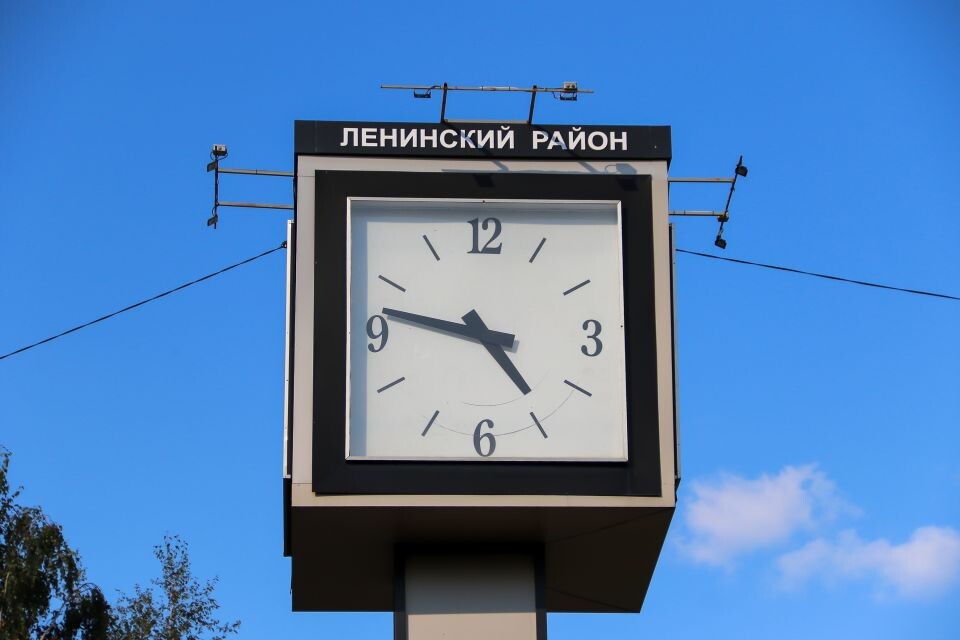    Уличные часы в Барнауле . Источник: Виталий Барабаш