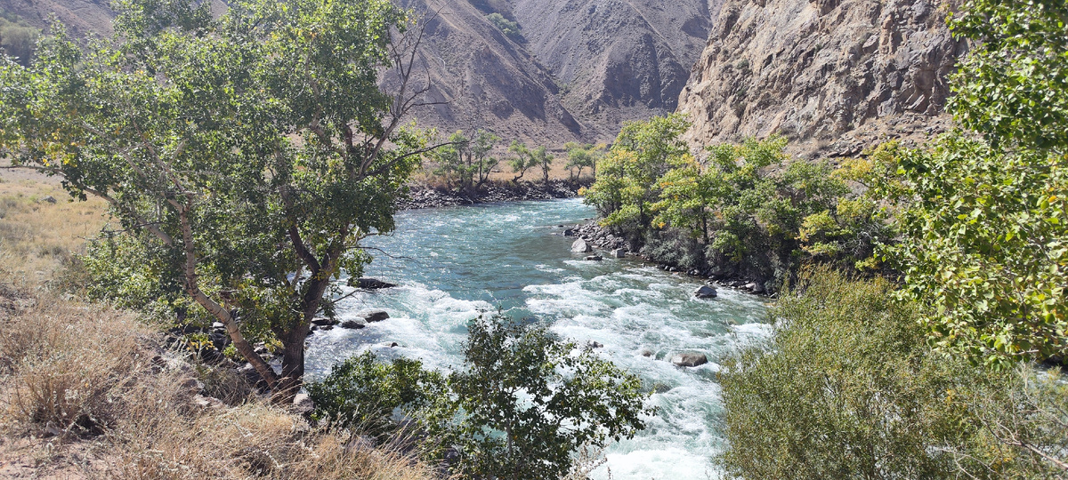 Первые виды изумрудной реки