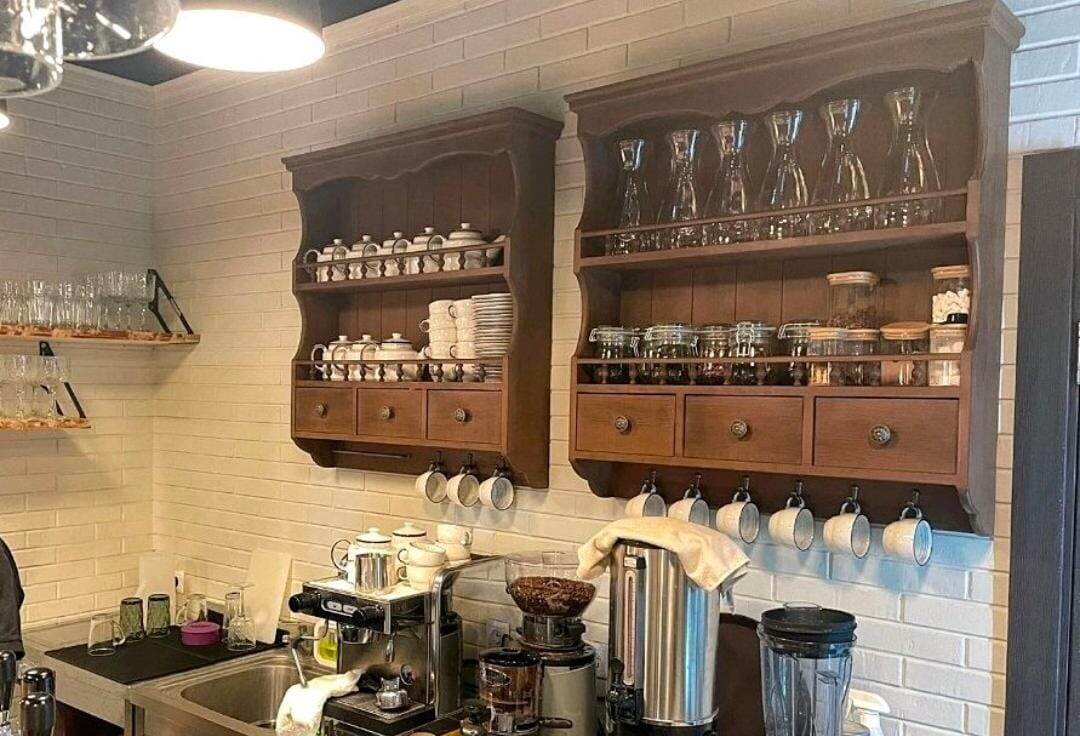 Полка большая коричневая для посуды  © https://www.livemaster.ru/item/50272728-dlya-doma-i-interera-polka-bolshaya-korichnevaya-dlya-posudy