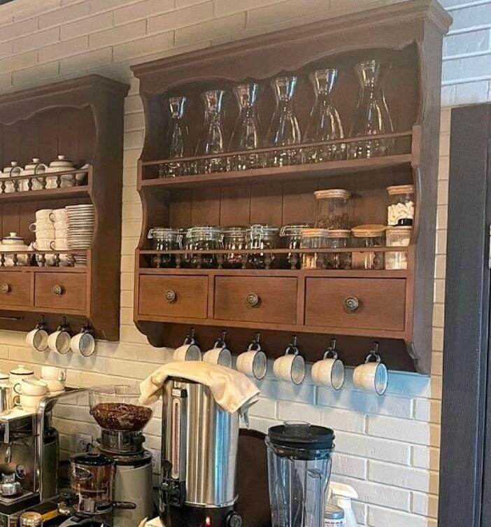 Полка большая коричневая для посуды  © https://www.livemaster.ru/item/50272728-dlya-doma-i-interera-polka-bolshaya-korichnevaya-dlya-posudy