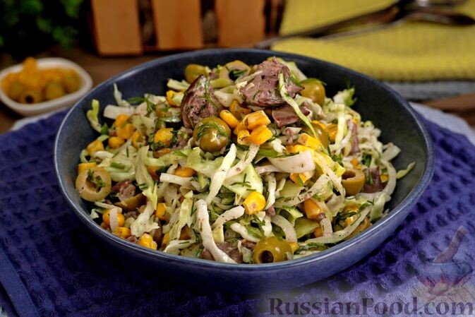 капуста белокочанная, печень куриная, лук репчатый, кукуруза консервированная, оливки, зелень укропа, майонез, базилик, соль, перец чёрный молотый