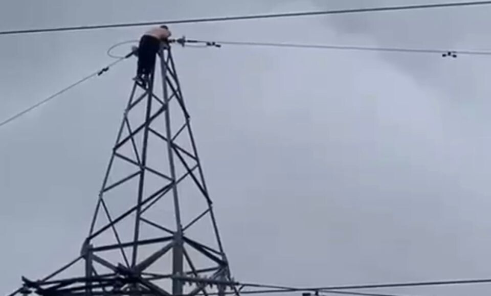    Мужчина залез на опору ЛЭП в Барнауле. Источник: "В курсе 22"