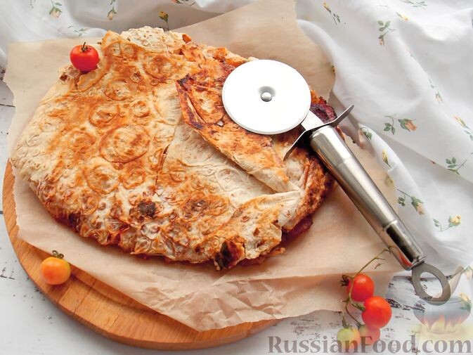 лаваш, колбаса полукопчёная, сыр твёрдый, помидоры, кетчуп, зелень петрушки