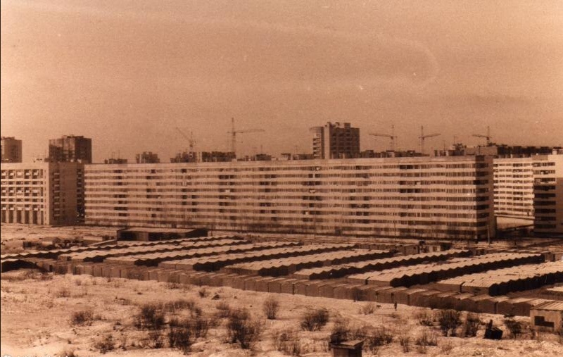 Улица Кустодиева в Ленинграде. В центре кадра т.н. дом корабль по адресу: Кустодиева, 20/1, в котором в 1980-е годы жила семья Анатолия Собчака. 