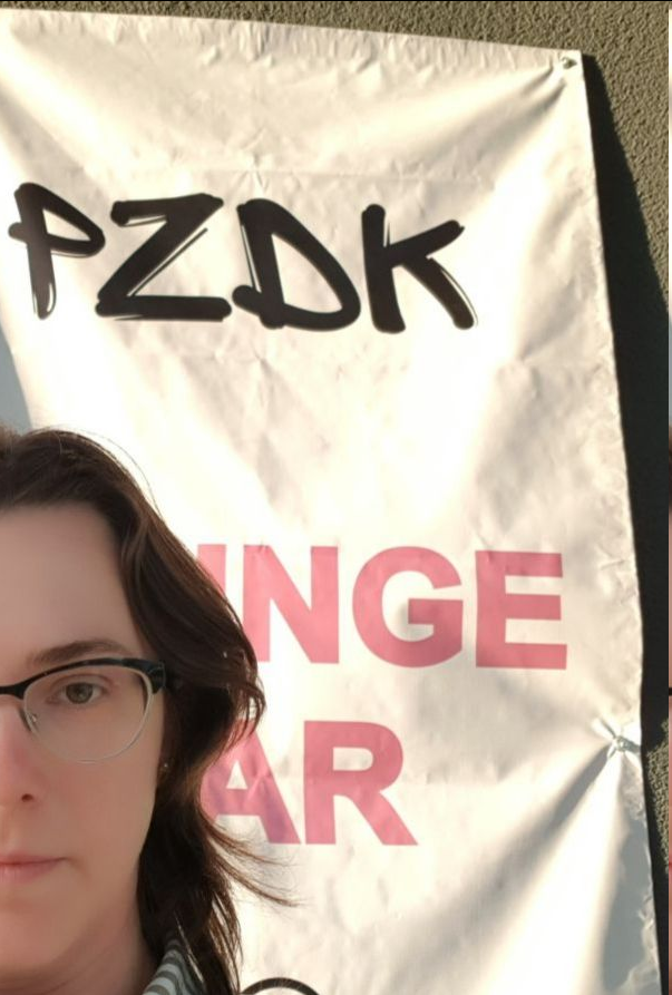 У меня такое мрачное лицо, потому что телефон садится и заряди нет, а с баром все в порядке