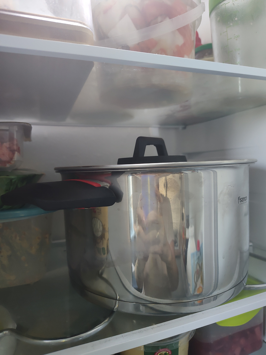 Так  выглядит в холодильнике кастрюля с обычными ручками. А как со складными - смотрите в галерее дальше.  Фото автора