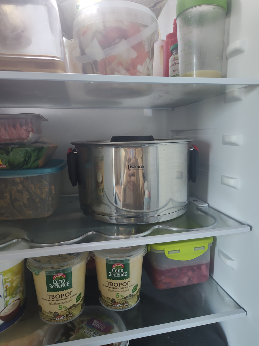 Складываются ручки н только на самой кастрюле, но и на крышке. Места реально становится больше. Фото автора