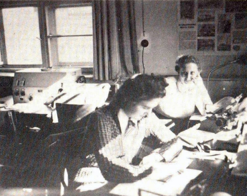 Вид радио-комнаты на авиабазе Инстербург. Две инстербурженки, Шарлотта Тидке на переднем плане, позади нее Фрида Мориц (позывной Мия)