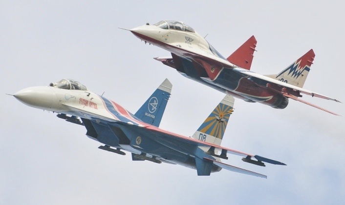 Истребители МиГ-29 (вверху) и Су-27 ВВС России