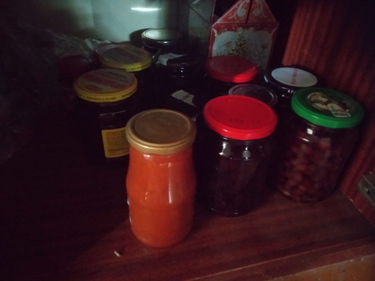 Мои соленья варенья на зиму дома в шкафу 