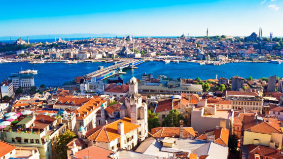    Эстонский акробат преодолел Босфор по натянутому канату Егор Гордеев