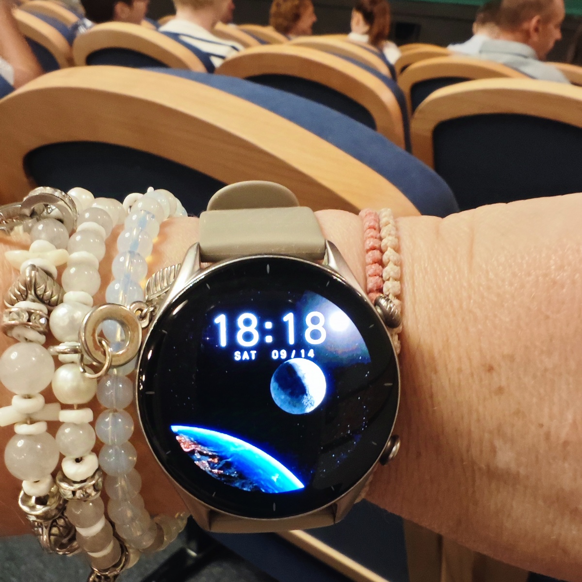 18:18 на часах. 