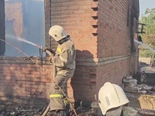    пожарные тушат загоревшиеся 15 сентября дома // фото: пресс-служба отделения МЧС по Ростовской области