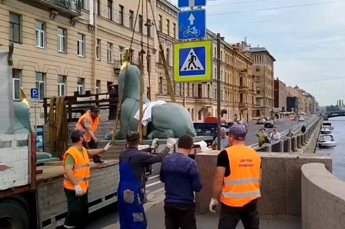   После очередной реставрации на Египетский мост вновь вернулись сфинксы