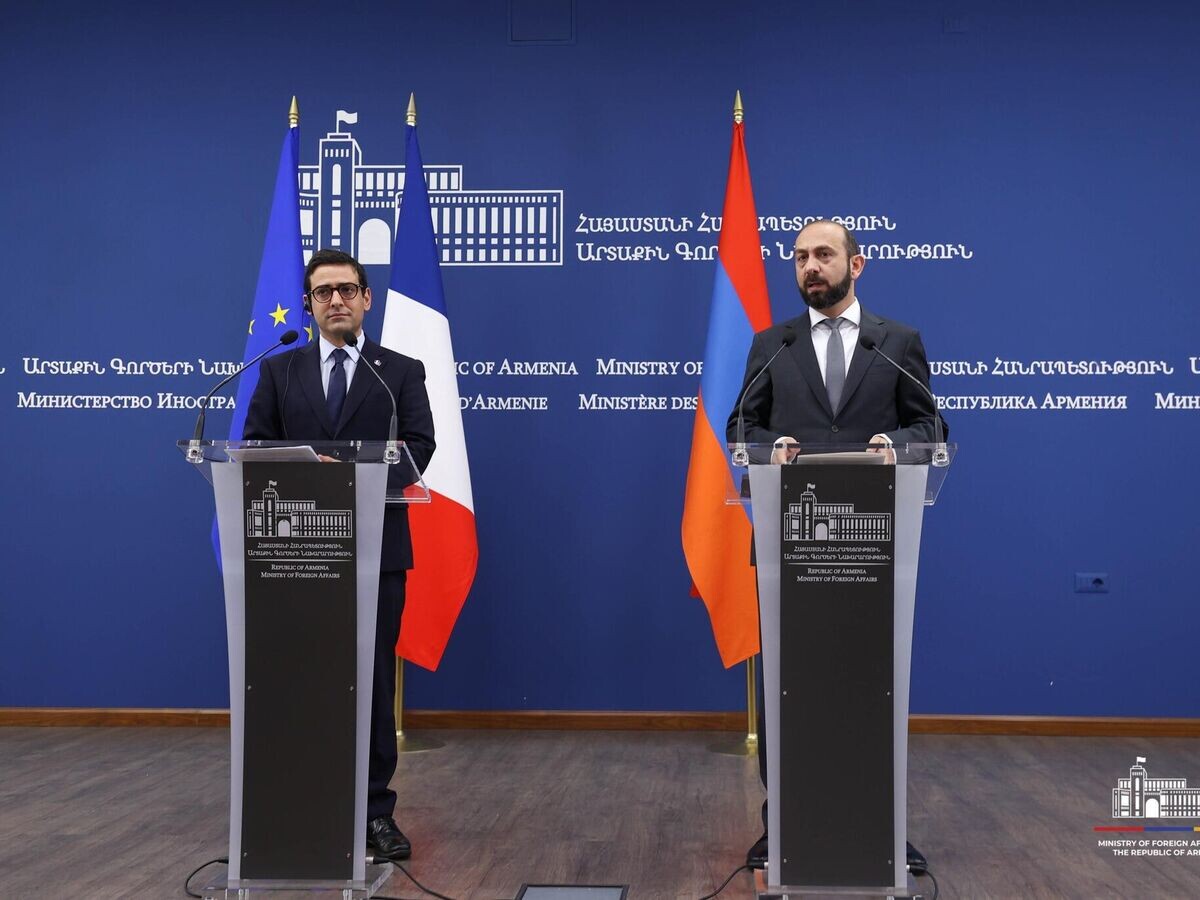    Глава МИД Франции Стефан Сежурне и глава МИД Армении Арарат Мирзоян во время совместной пресс-конференции в Ереване© Фото : МИД Армении