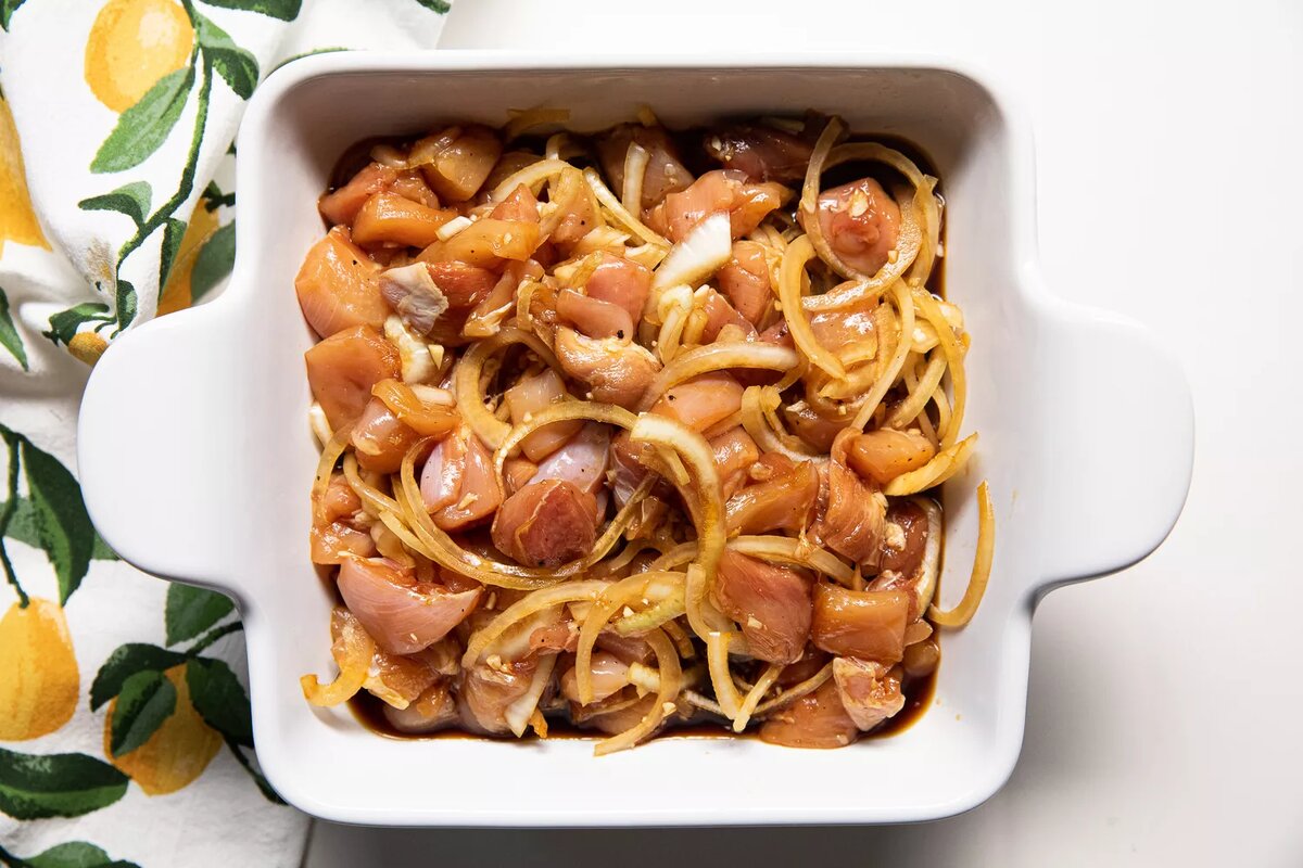 Курица, лук и ароматные специи в форме для запекания   Фото: simplyrecipes.com