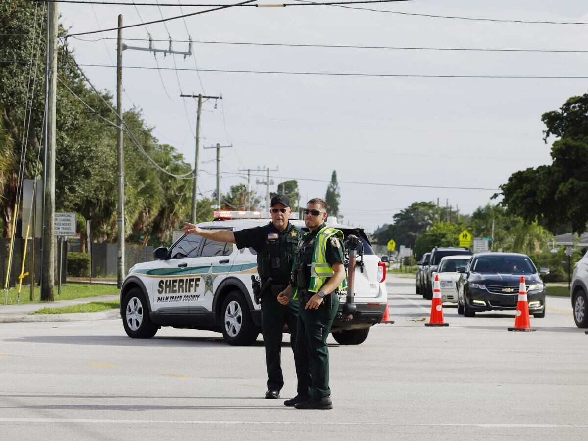    Полицейские машины у гольф-клуба в Уэст-Палм-Бич после предполагаемого покушения на Дональда Трампа© AP Photo / Terry Renna